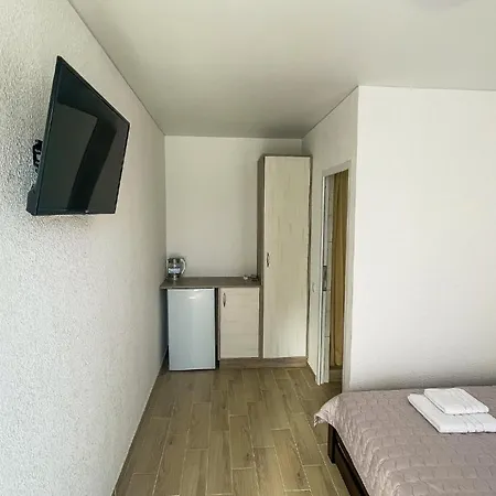 Inn міні-готель Turin з басейном на кароліно-бугазі *