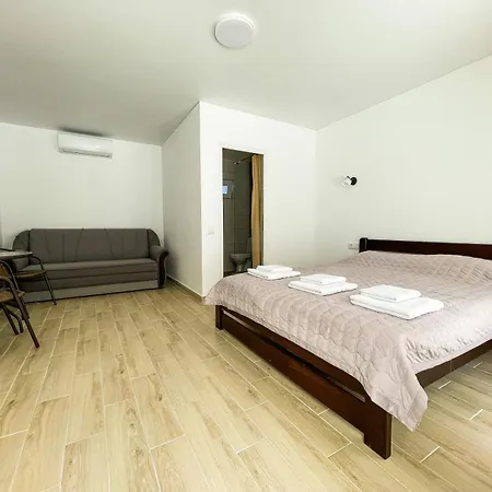 міні-готель Turin з басейном на кароліно-бугазі Inn
