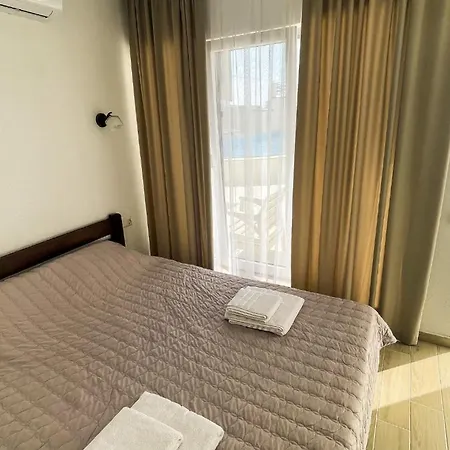 Inn міні-готель Turin з басейном на кароліно-бугазі