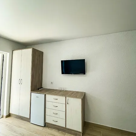 міні-готель Turin з басейном на кароліно-бугазі Inn *