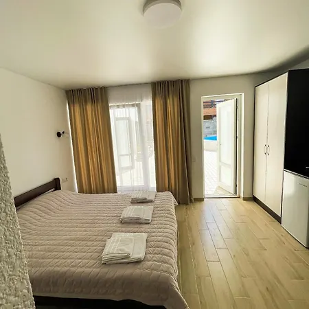 міні-готель Turin з басейном на кароліно-бугазі Inn